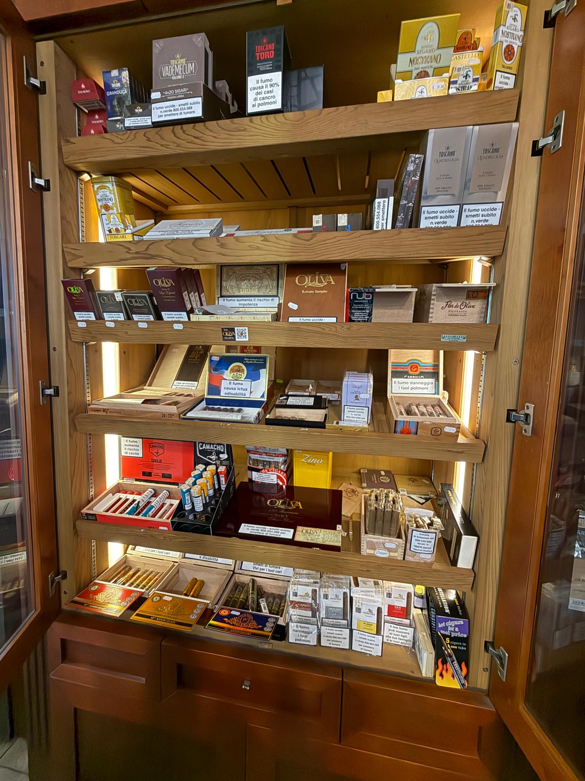 Humidor con selezione di sigari premium in Tabaccheria Davire